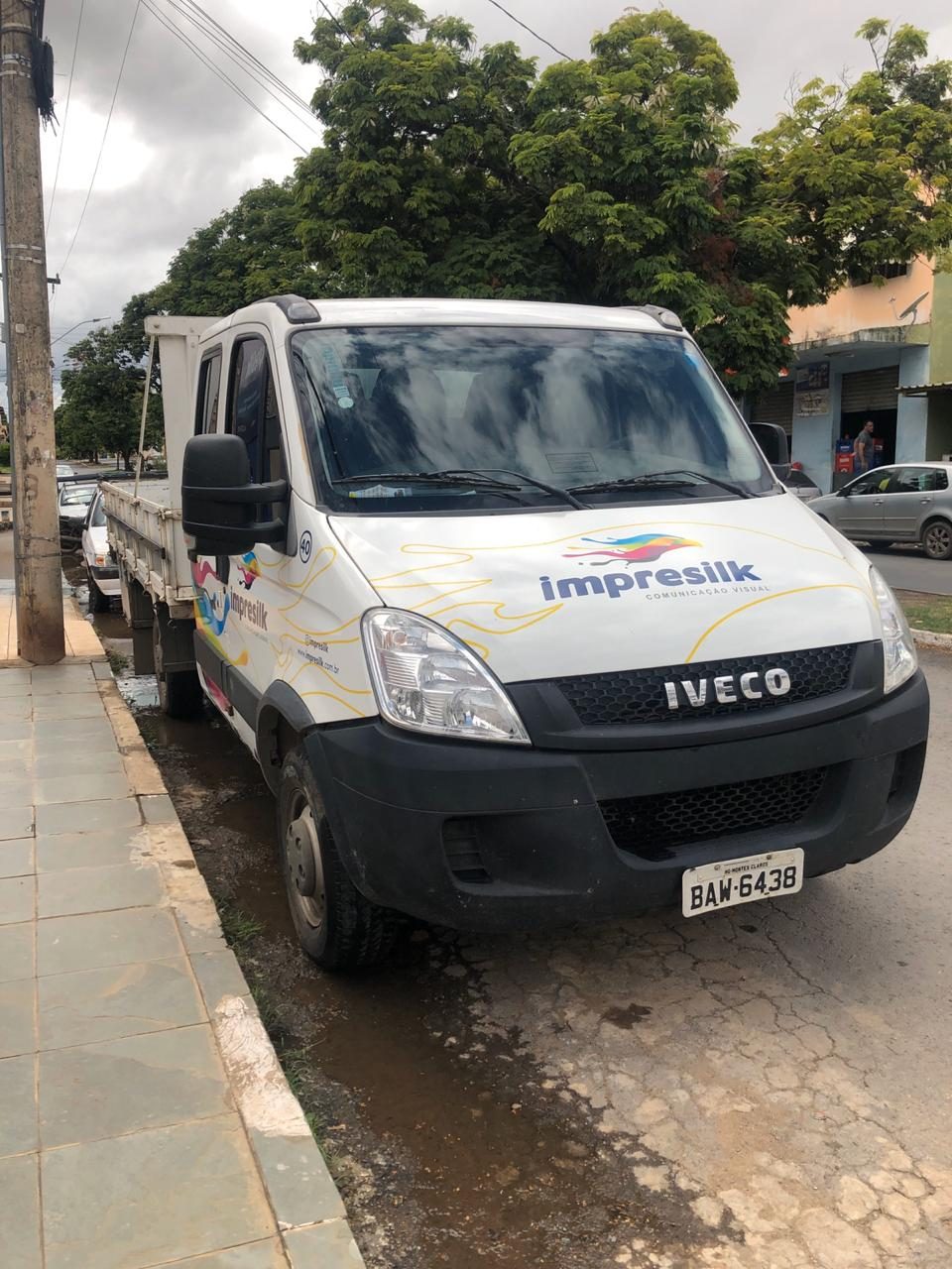 Caminhão plotado com a identidade visual da Impresilk