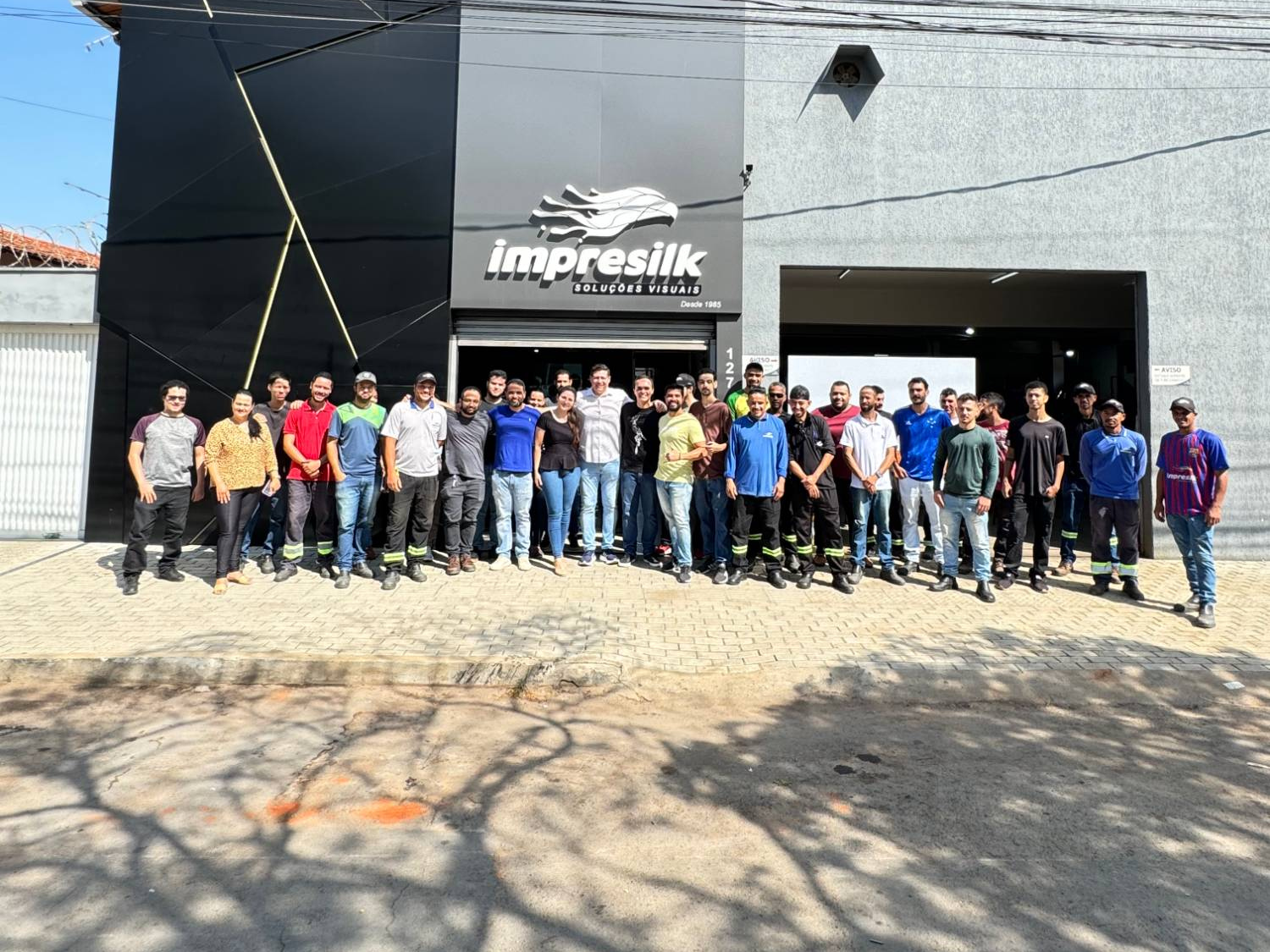 Equipe Impresilk reunida em frente à sede, em Montes Claros