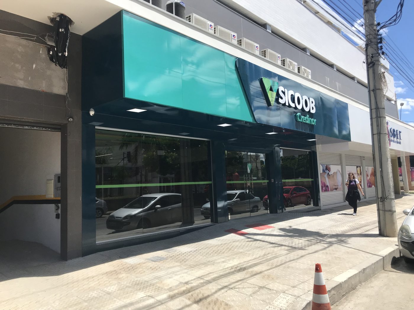 Fachada em ACM com letra-caixa da Sicoob Credinor