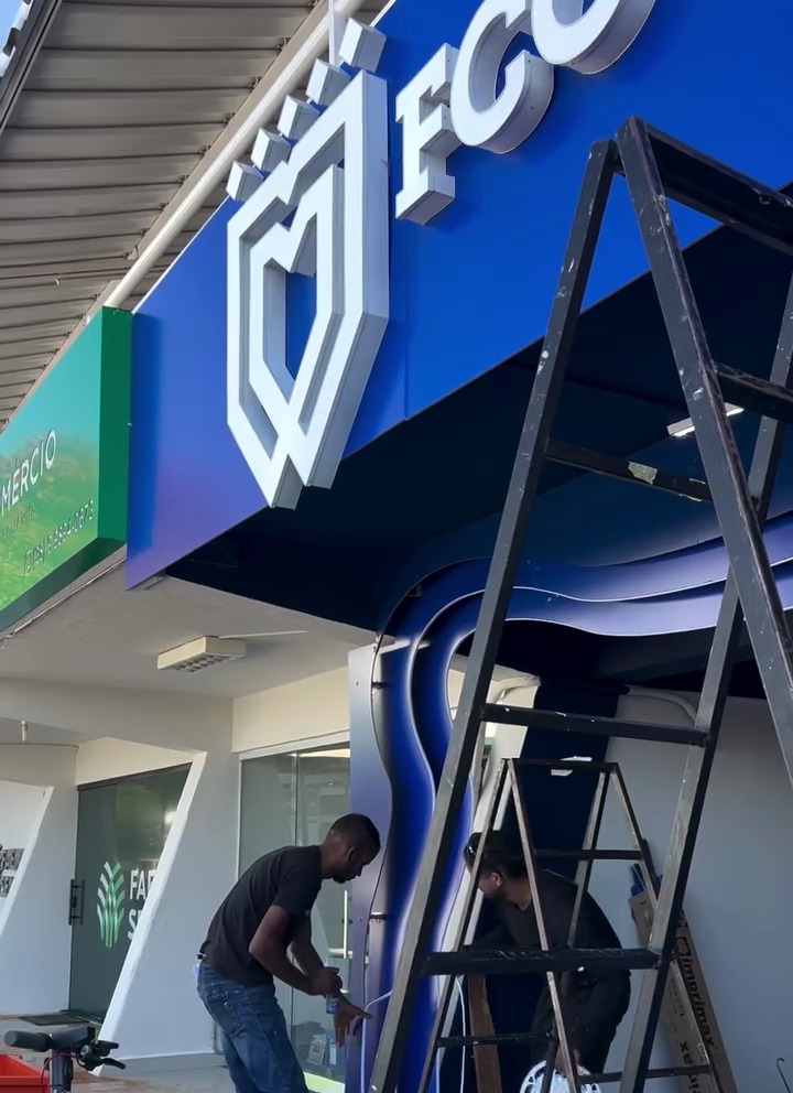 Equipe da Impresilk montando o estande da FCO na Expomontes 2026